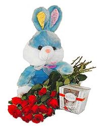 красные розы с игрушкой и конфетами